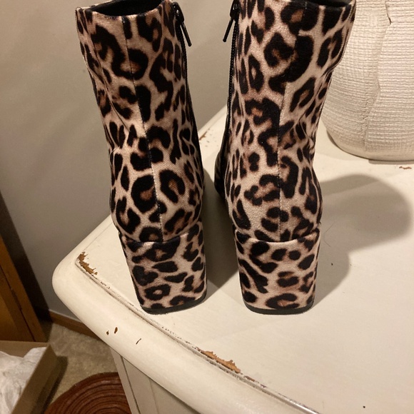 Steve Madden size 6 leopard booties - Picture 2 of 4